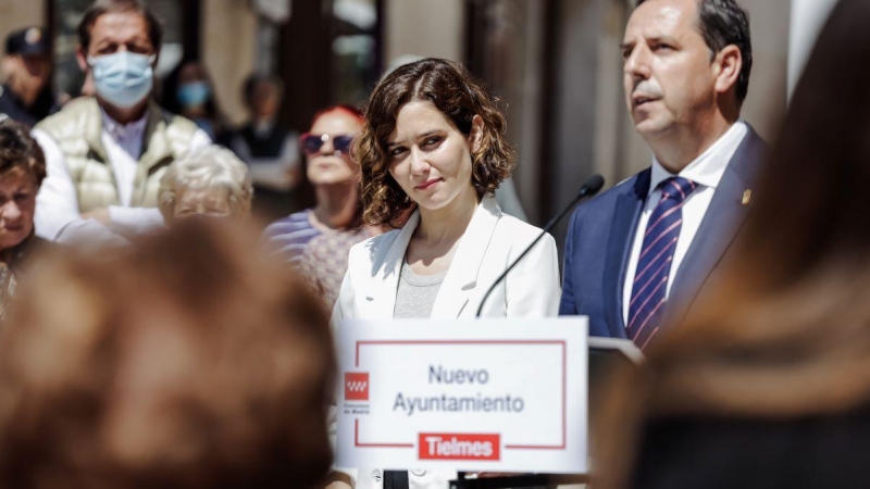 La presidenta de la Comunidad de Madrid, Isabel Díaz Ayuso y el alcalde de Tielmes, Miguel ángel Barbero, a 26 de abril de 2022, en Tielmes, Madrid.