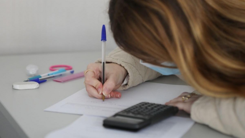 Una alumna realiza un examen, a 10 de enero de 2022, en Madrid.