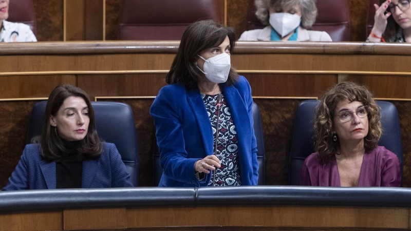 La ministra de Defensa, Margarita Robles, interviene en una sesión plenaria, en el Congreso de los Diputados, a 27 de abril de 2022, en Madrid (España)