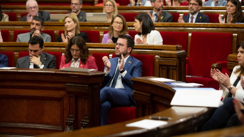 El presidente de la Generalitat, Pere Aragonès, aplaude en la sesión plenaria de este miércoles en el Parlament de Catalunya.