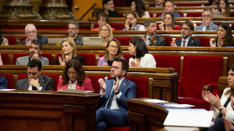 El presidente de la Generalitat, Pere Aragonès, aplaude en la sesión plenaria de este miércoles en el Parlament de Catalunya.