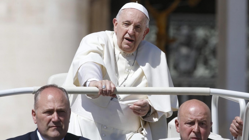 El Papa Francisco llega a la Audiencia General Papal semanal en la Plaza de San Pedro, Ciudad del Vaticano, el 27 de abril de 2022.