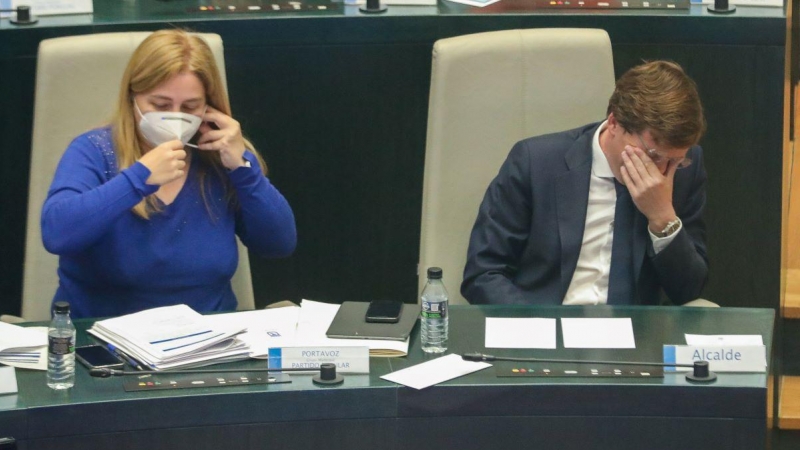 La portavoz municipal, Inmaculada Sanz, y el alcalde de Madrid, José Luis Martínez-Almeida, en un Pleno extraordinario, en el Palacio de Cibeles, a 26 de abril de 2022, en Madrid.