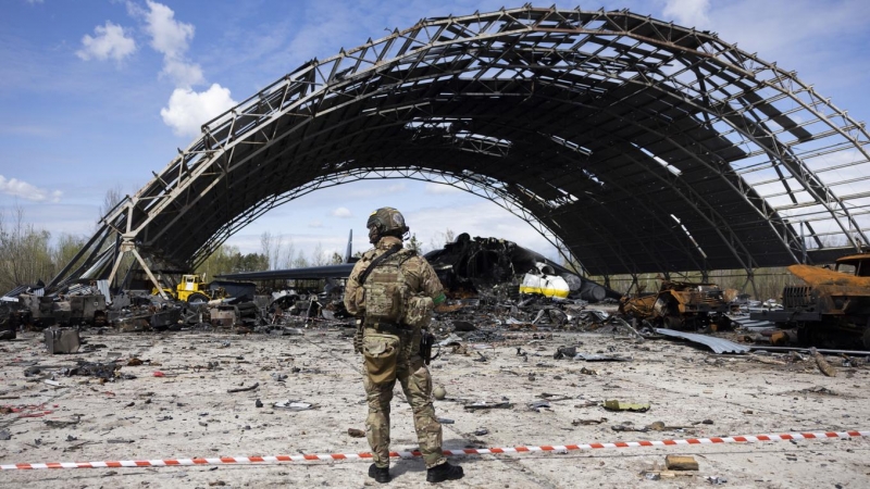 Un hangar del parque aéreo Antonov en el aeródromo de Hostomel, que fue destruido en la invasión de Ucrania por las tropas rusas, Kiev, Ucrania, 27 de abril de 2022. (Rusia, Suiza, Ucrania)