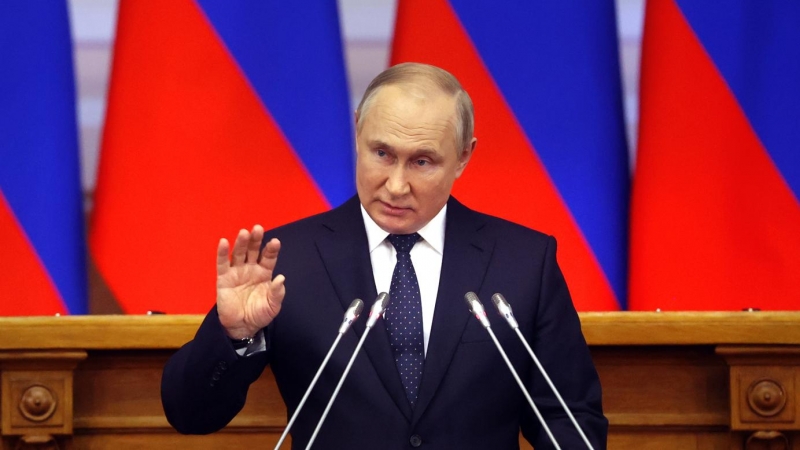 El presidente Vladimir Putin se dirige a una reunión del Consejo de Legisladores de la Asamblea Federal Rusa en el Palacio Tauride en San Petersburgo, Rusia, el 27 de abril de 2022.