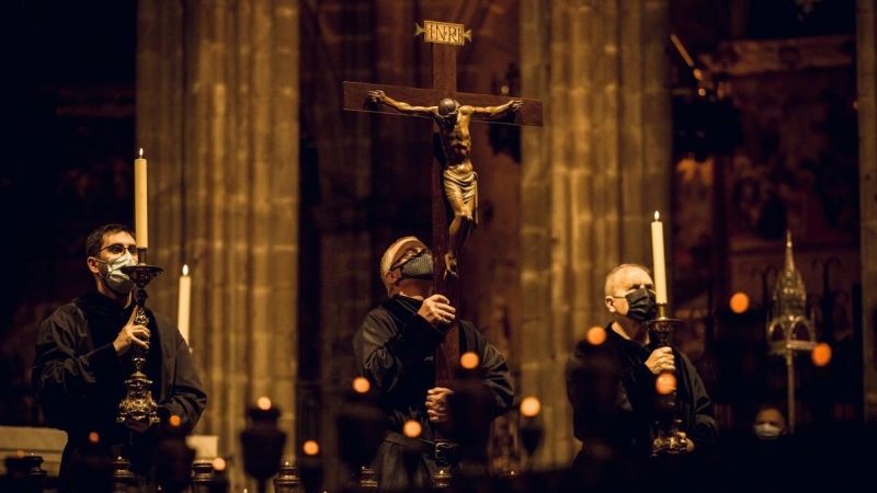 Viernes Santo en una congregación de la Iglesia bajo estrictas medidas de higiene debido a la propagación del coronavirus, en Barcelona, a 2 de abril de 2021.