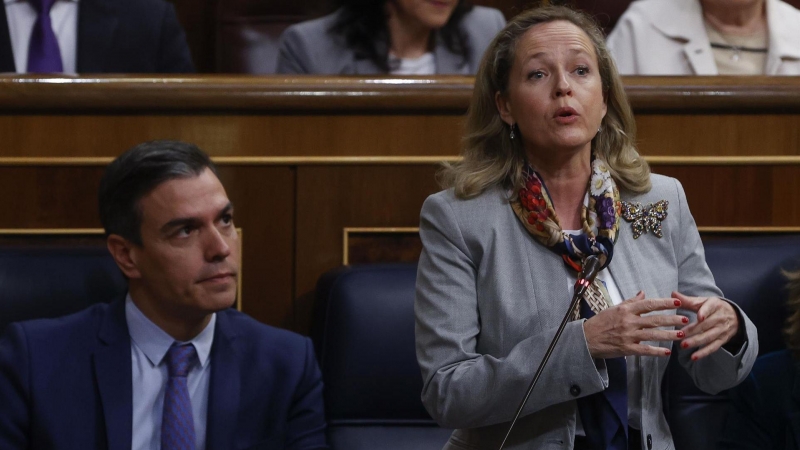 27/04/2022-La ministra de Economía y vicepresidenta primera Nadia Calviño junto a Pedro Sánchez durante el Pleno del Congreso celebrado este miércoles 27 de abril