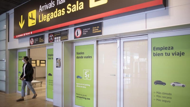 Un hombre sale de la Terminal T1 del Aeropuerto Adolfo Suárez Madrid-Barajas. E.P./Eduardo Parra