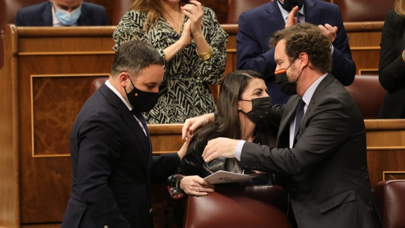 El líder de Vox, Santiago Abascal; la portavoz de Vox en el Congreso de los Diputados, Macarena Olona; y el portavoz parlamentario de Vox, Iván Espinosa de los Monteros.