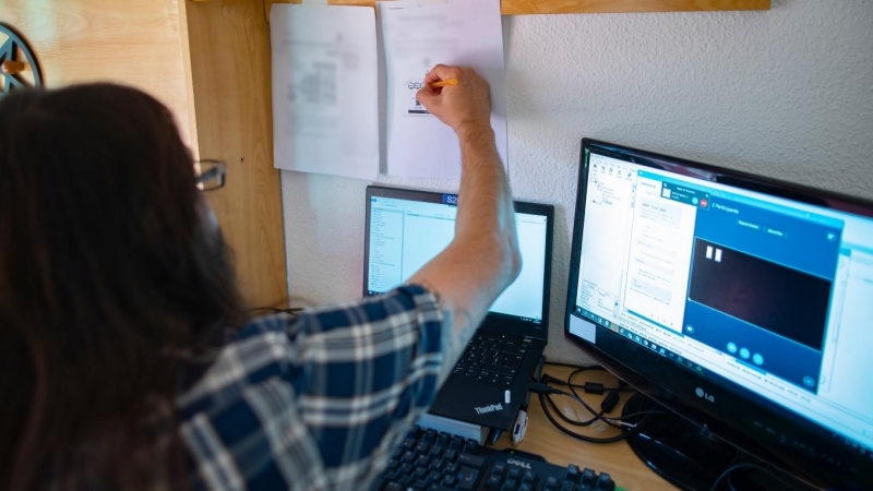 (11/09/2020) Un hombre teletrabajando desde su casa con un portátil. (Archivo)