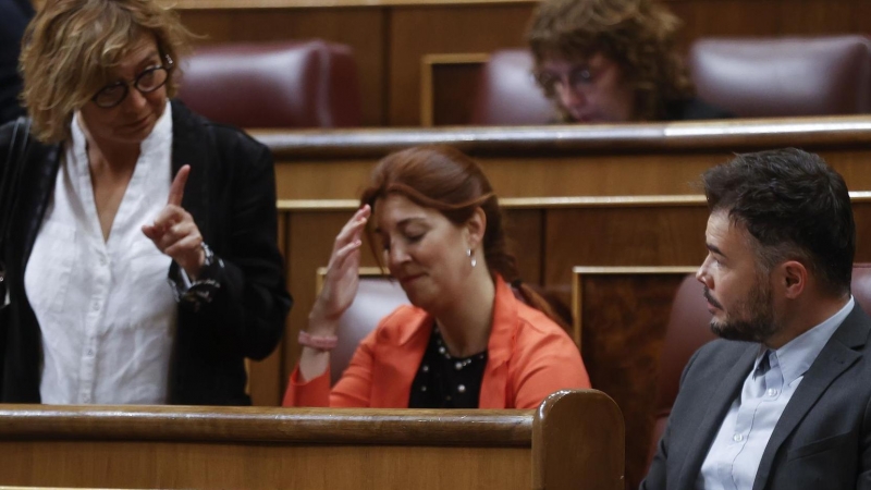 El portavoz de ERC, Gabriel Rufián (d), conversa con sus compañeras de partido a su llegada al pleno celebrado este jueves en el Congreso.