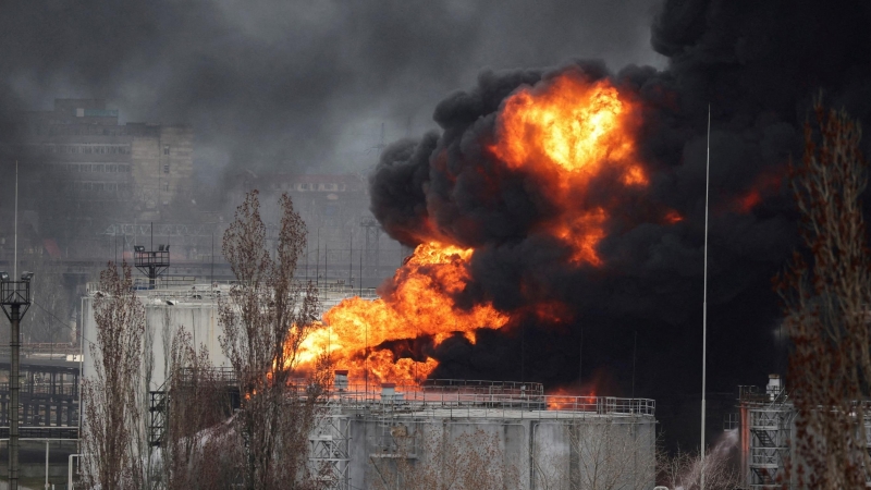 Los bomberos operan en una refinería de petróleo que se incendió tras un ataque con misiles cerca de la ciudad portuaria de Odesa , en medio de la actual invasión de Rusia, en Ucrania, el 3 de abril de 2022.