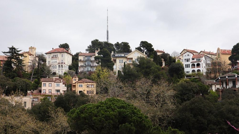 Vista de algunas de las casas de Vallvidrera, que se encaraman a la sierra de Collserola, por encima de la ciudad.