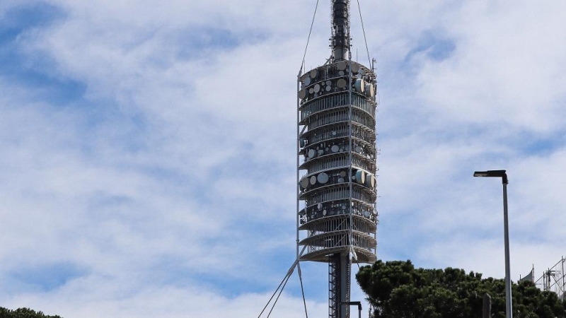 La torre de Collserola, diseñada por Norman Foster e inaugurada por los Juegos Olímpicos de Barcelona en 1992. Pepe Carvalho se quejó de que por culpa de la torre de Collserola su teléfono hacía interferencias.