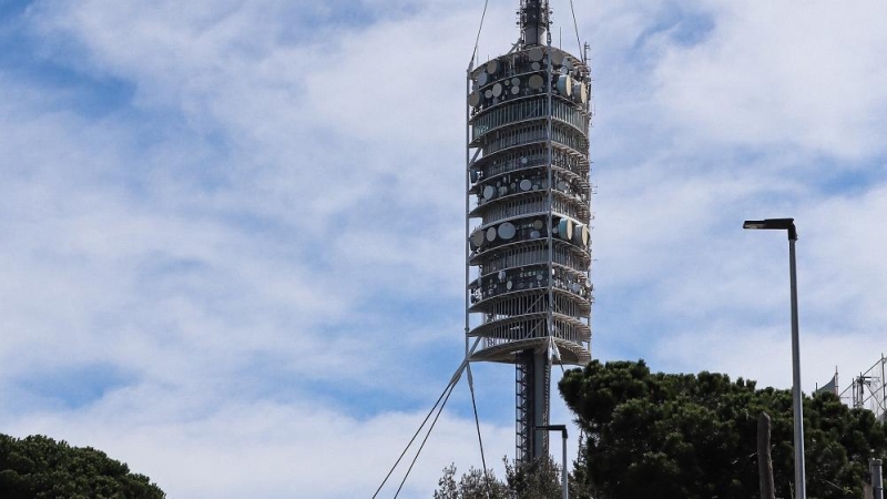 La torre de Collserola, diseñada por Norman Foster e inaugurada por los Juegos Olímpicos de Barcelona en 1992. Pepe Carvalho se quejó de que por culpa de la torre de Collserola su teléfono hacía interferencias.