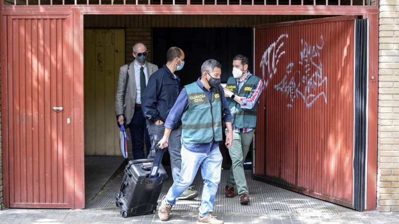 28/04/2022. Un grupo de agentes de la Unidad Central Operativa de la Guardia Civil (UCO), durante un registro en el domicilio del subdelegado del Gobierno en Valencia, Rafael Rubio, a 13 de mayo de 2021, en Valencia.