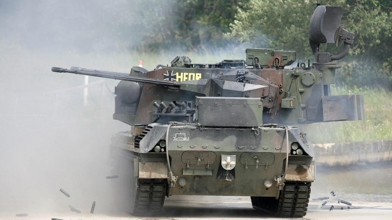 Un tanque antiaéreo Gepard de las fuerzas armadas alemanas, en unos ejercicios militares en el campo de maniobras de Munster, al sureste de Hamburgo (Alemania). REUTERS/Christian Charisius