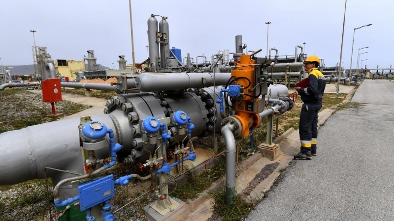 Un empleado trabaja en el segmento tunecino del gasoducto transmediterráneo (Transmed), a través del cual fluye gas natural desde Argelia a Italia, en El-Haouaria (Túnez). AFP/Fethi Belaid