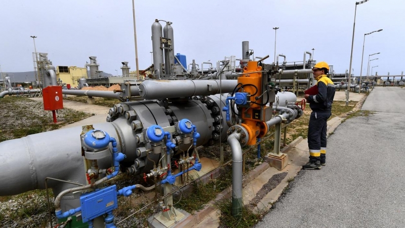 Un empleado trabaja en el segmento tunecino del gasoducto transmediterráneo (Transmed), a través del cual fluye gas natural desde Argelia a Italia, en El-Haouaria (Túnez). AFP/Fethi Belaid