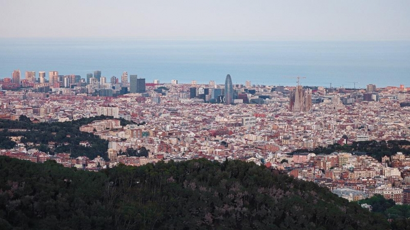 Desde el Mirador dels Bombers, a la salida de Vallvidrera, se puede contemplar toda Barcelona con el mar de fondo.
