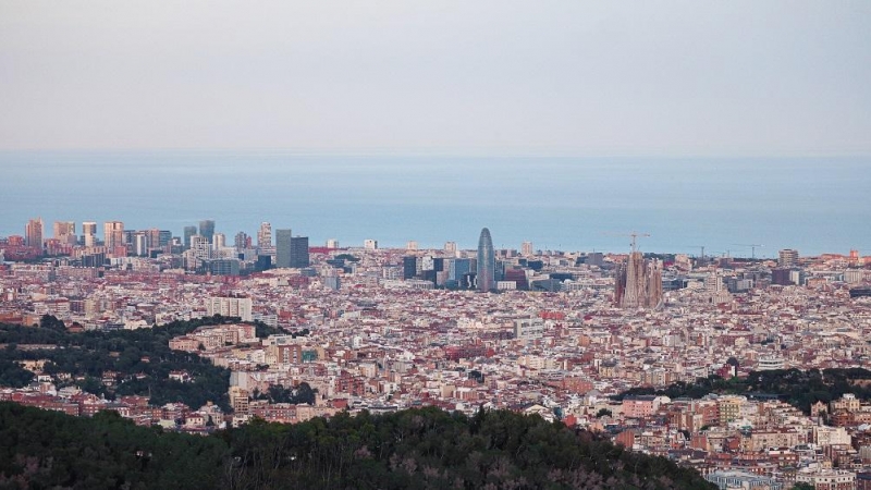 Desde el Mirador dels Bombers, a la salida de Vallvidrera, se puede contemplar toda Barcelona con el mar de fondo.