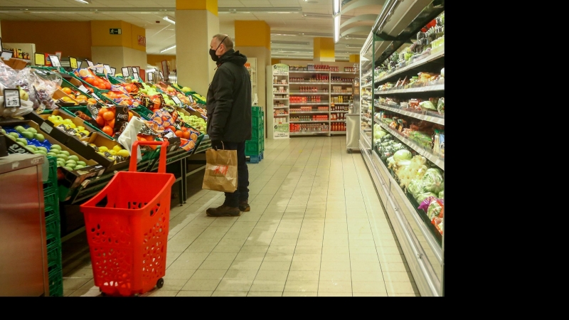 29/4/22-Un hombre en la sección de frutería de un supermercado de Madrid, a 12 de enero de 2022.