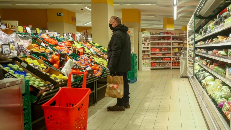 29/4/22-Un hombre en la sección de frutería de un supermercado de Madrid, a 12 de enero de 2022.