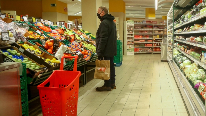 29/4/22-Un hombre en la sección de frutería de un supermercado de Madrid, a 12 de enero de 2022.