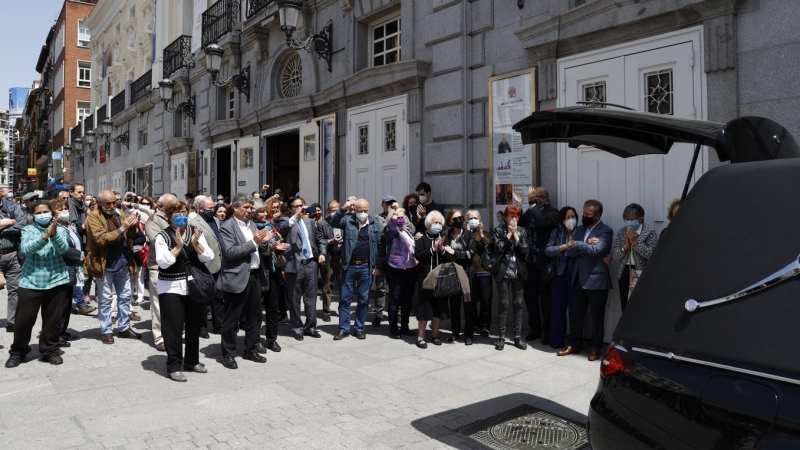 El féretro con los restos mortales del actor Juan Diego abandona el Teatro Español entre aplausos, tras su capilla ardiente, este viernes. El emblemático actor sevillano falleció la madrugada del jueves a los 79 años.