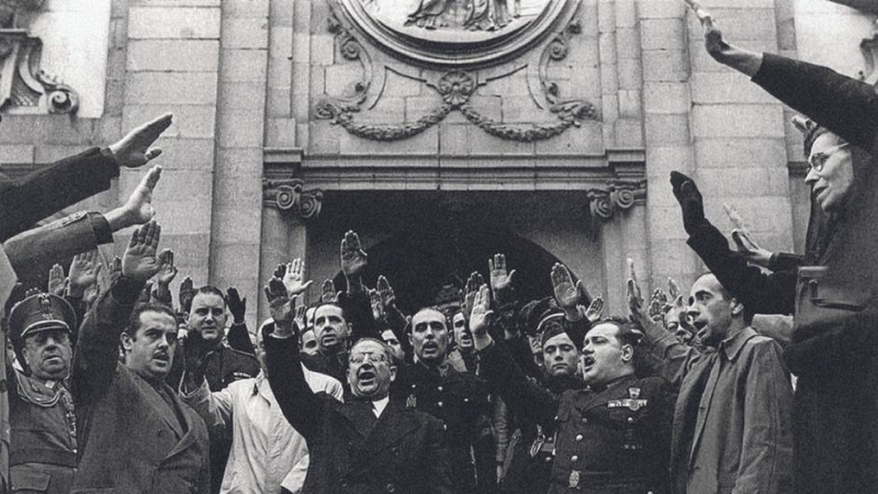 Generales franquistas, junto a otras personalidades del régimen, a las puertas de la iglesia de Santa Bárbara, en Madrid, en el año 1945