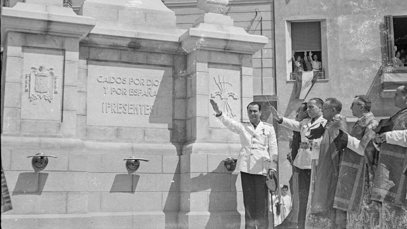 El alcalde franquista de Sabadell en la inauguración del monumento a los caídos, en 1943