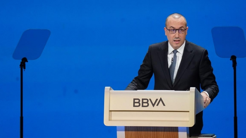 El consejero delegado de BBVA, Onur Genç, durante su intervención en la  junta de accionistas del banco, en el Palacio de Euskalduna de Bilbao, el pasado marzo. E.P./H.Bilbao
