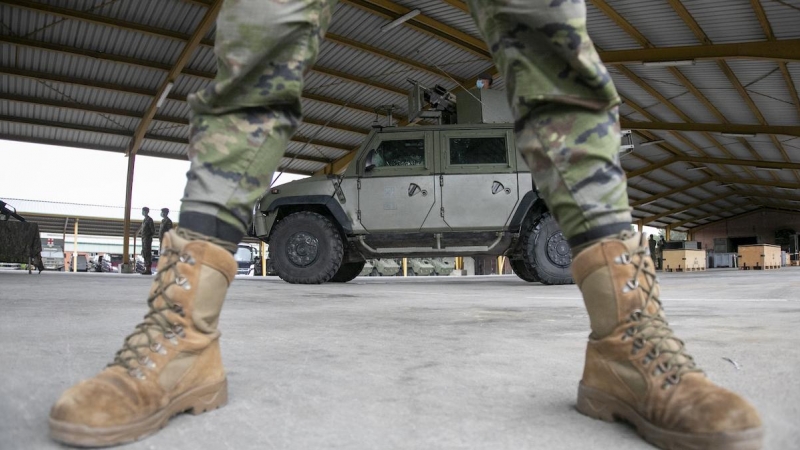 Un efectivo del Regimiento de Infantería durante la presentación del despliegue en Irak y en Mali, en el acuartelamiento Cabo Noval, en Siero, Asturias, a 29 de octubre de 2021.