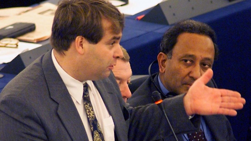 Imagen de archivo del eurodiputado británico Neil Parish durante una intervención en el Parlamento Europeo sobre la carne de vacuno británica, el 29 de octubre de 1999.