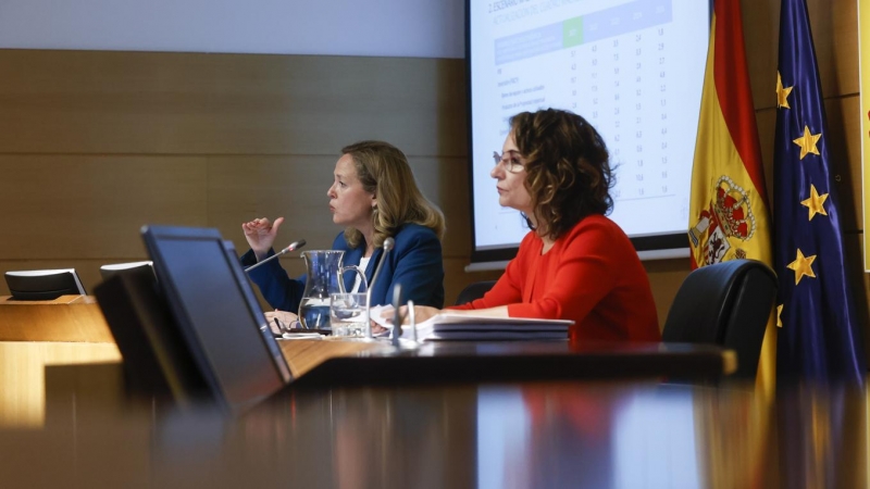 La ministra de Hacienda y Función Pública, María Jesús Montero (d), y la vicepresidenta primera y ministra de Asuntos Económicos, Nadia Calviño, durante la presentación del escenario macroeconómico 2022-2025. EFE/Juan Carlos Hidalgo