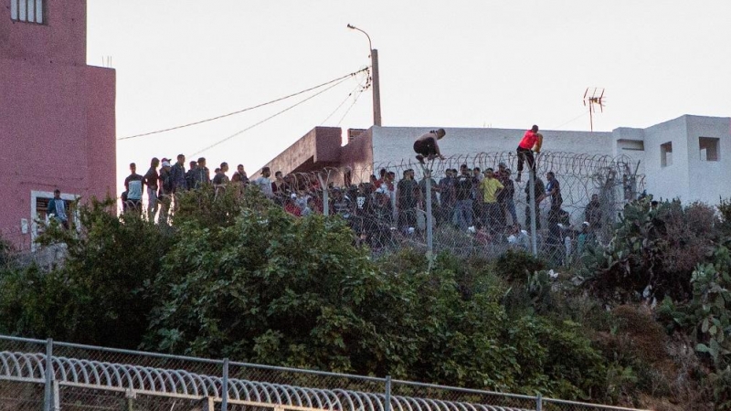 30/04/2022. Varios marroquíes intentan llegar a suelo español desde la frontera que separa Melilla y Marruecos, a 21 de mayo de 2021, en Marruecos.