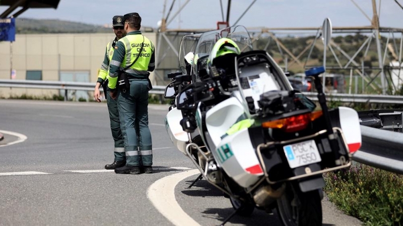 30/04/2022. Dos agentes de la Guardia Civil en un control de tráfico en el kilómetro 34 de la A-1, el día que comenzó la operación salida del puente de mayo 2022, a 29 de abril de 2022, en Madrid.