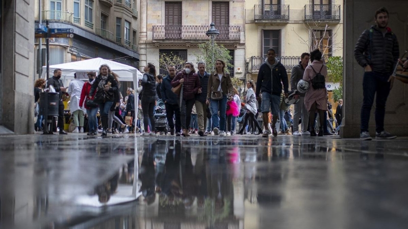 23/04/2022 Varias personas pasean por Las Ramblas barcelonesas durante la feria literaria de Sant Jordi