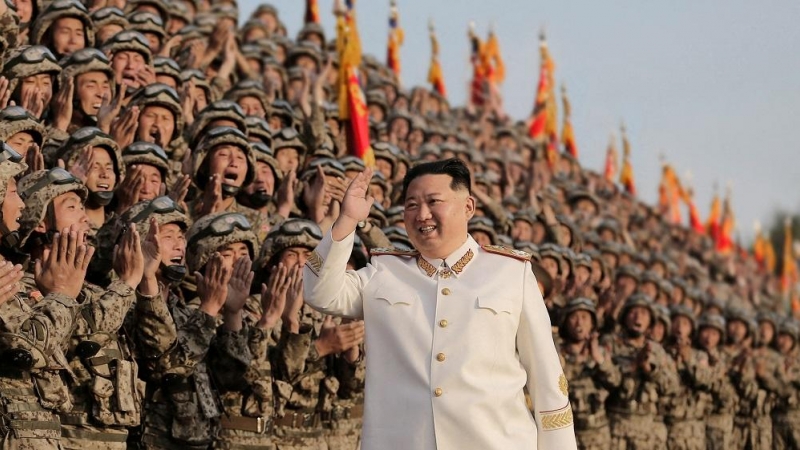 30/04/2022. El líder de Corea del Norte, Kim Jong-un, durante el desfile para celebrar el 90 aniversario del Ejército de Revolución Popular, a 29 de abril de 2022.