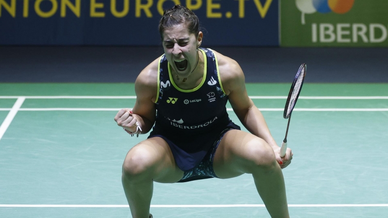 30/04/2022. La española Carolina Marín tras conquistar este sábado en Madrid su sexto Europeo consecutivo de bádminton al derrotar (21-10 y 21-12) a la escocesa Kirsty Gilmour, en solo 41 minutos, en la final disputada en Madrid, a 30 de abril de 2022.