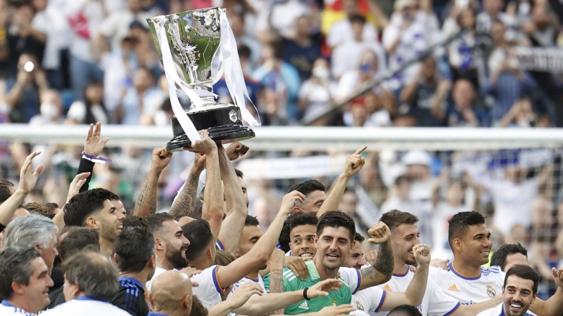 30/04/2022 Los jugadores del Real Madrid celebran el título de Liga, al término del partido de Liga en Primera División ante el RCD Espanyol que han disputado este sábado en el estadio Santiago Bernabéu, en Madrid