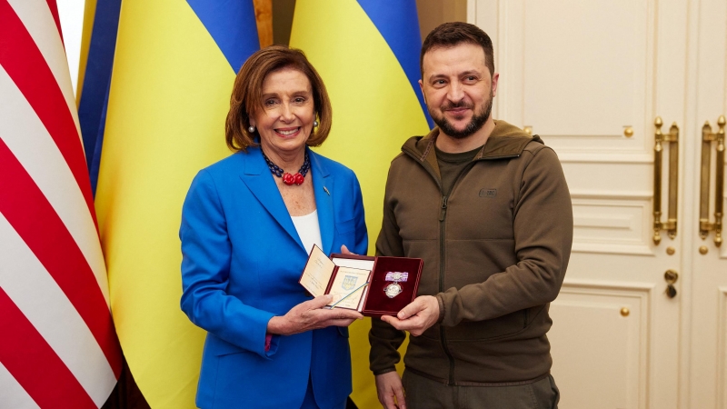 La presidenta de la Cámara de Representantes de EEUU, Pelosi, y el presidente de Ucrania, Zelenskiy, asisten a una reunión en Kiev