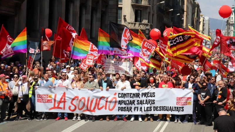 01/05/2022 - La capçalera de la manifestació de CCOO i UGT amb motiu d'aquest 1 de maig, que ha omplert la Via Laietana.