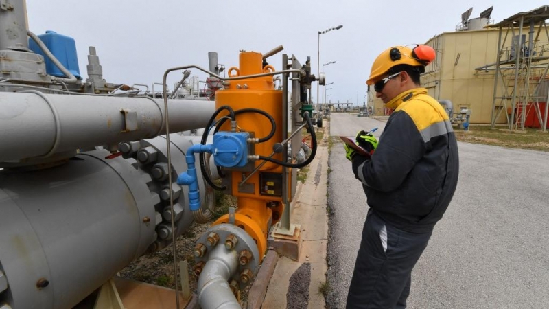 Un empleado trabaja en la empresa tunecina Sergaz, que controla el segmento tunecino del gasoducto transmediterráneo (Transmed), a través del cual fluye gas natural desde Argelia a Italia, en El-Haouaria, a unos 100 km al este de la capital Túnez, el 14 d