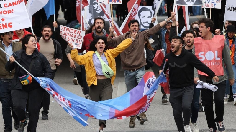 Los manifestantes gritan consignas y sostienen pancartas durante la manifestación anual del Primero de Mayo (Día del Trabajo) que marca el día internacional de los trabajadores en Ankara, el 1 de mayo de 2022.