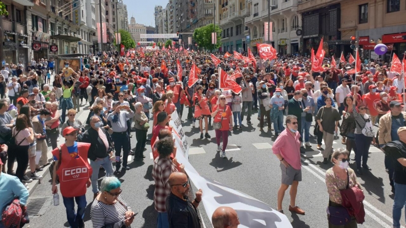 La manifestación del Primero de mayo convocada por CCOO y UGT, a su paso por la Gran Vía de Madrid