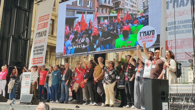 Los representantes sindicales ocupan el escenario instalado para la manifestación del Primero de mayo convocada por CCOO y UGT, a su paso por la Gran Vía de Madrid