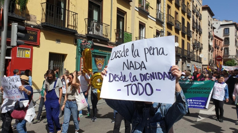 Una manifestante porta un cartel en las marchas del 1 de mayo convocadas por UGT y CCOO.