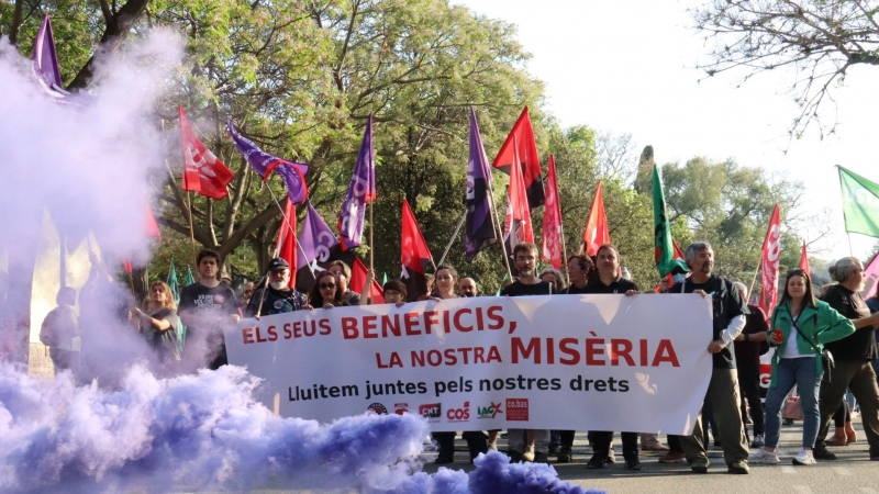 01/05/2022 - Una imatge de la manifestació d'aquest 1 de maig de la Taula Sindical de Catalunya, integrada per la CGT, la CNT i la IAC, entre d'altres.