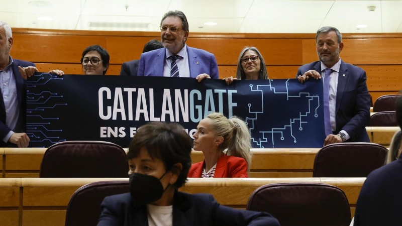El grupo de Junts en el Senado despliegan una pancarta sobre los supuestos espionajes del Estado a políticos y activistas independentistas catalanes conocido como 'Catalangate' o caso Pegasus, antes de la sesión de control del Senado hace pocos días.